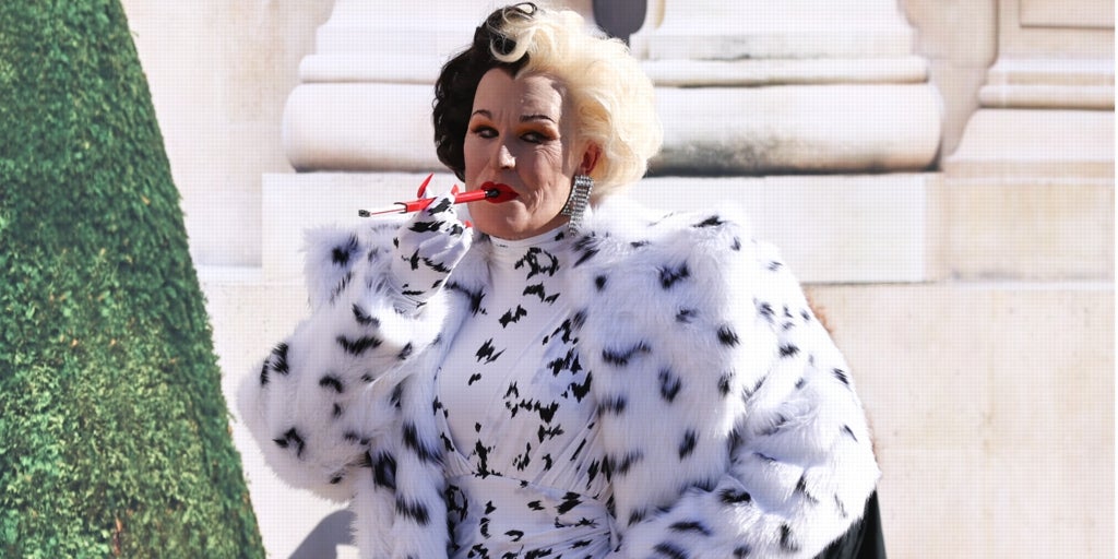 Cruella de Vil asiste al desfile de Balenciaga en París