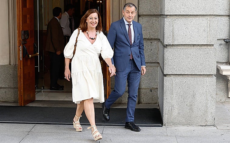 Imagen principal - Francina Armengol, Rosario Domecq y El Juli; y Penélope Cruz