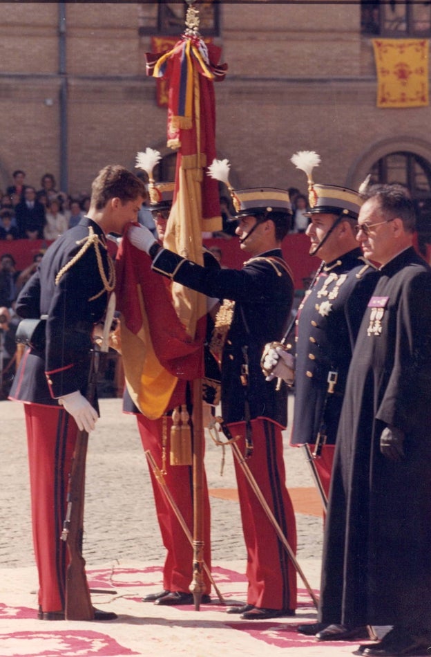 Don Felipe jurando bandera en el patio de armas de la Academia General Militar de Zaragoza en 1985.