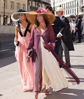 Imagen secundaria 2 - Blanca Sainz, la diseñadora Blanca Astolfi y otras invitadas llegando a la ceremonia