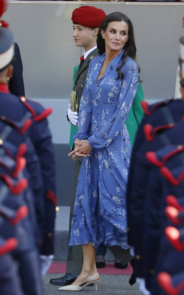 Doña Letizia con un bonito vestido azul en el Día de la Hispanidad.