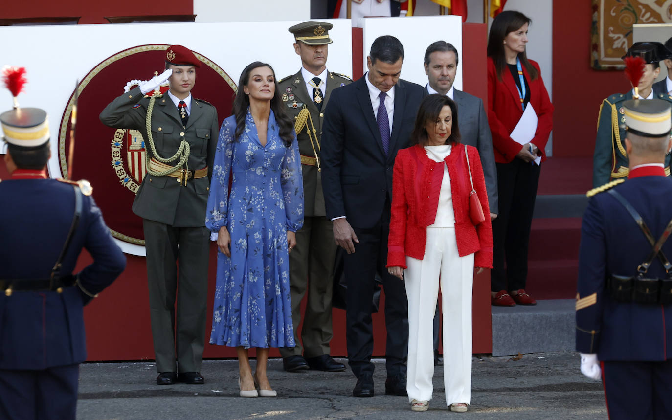 Margarita Robles, ministra de Defensa en funciones, ha elegido un look más sobrio formado por pantalón y blusa blanca que ha combinado con chaqueta de tweed (tendencia este año) en color fucsia. 