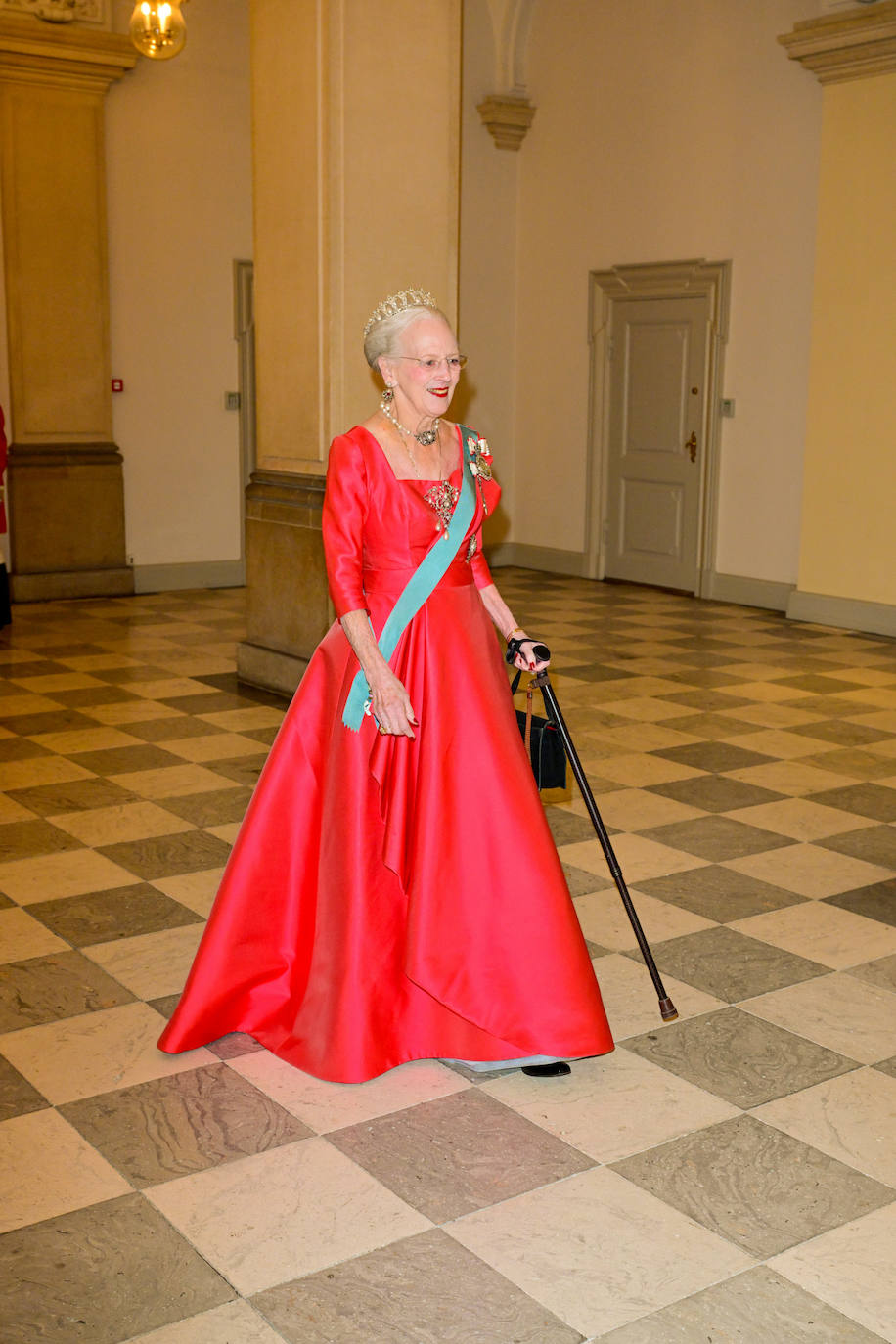 La reina Margarita de Dinamarca, abuela del  homenajeado, llevó  un llamativo vestido rojo que acompañó de tiara, pendientes y collar a juego. 