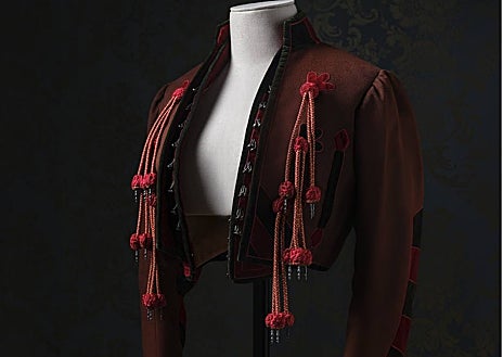 Imagen secundaria 1 - Vestido de cóctel de Cayetana Fitz-James Stuart, XVIII duquesa de Alba, de Pertegaz; chaquetilla de traje corto de ta ; y velo de boda de la emperatriz Eugenia de Montijo en encaje de aplicación de Bruselas