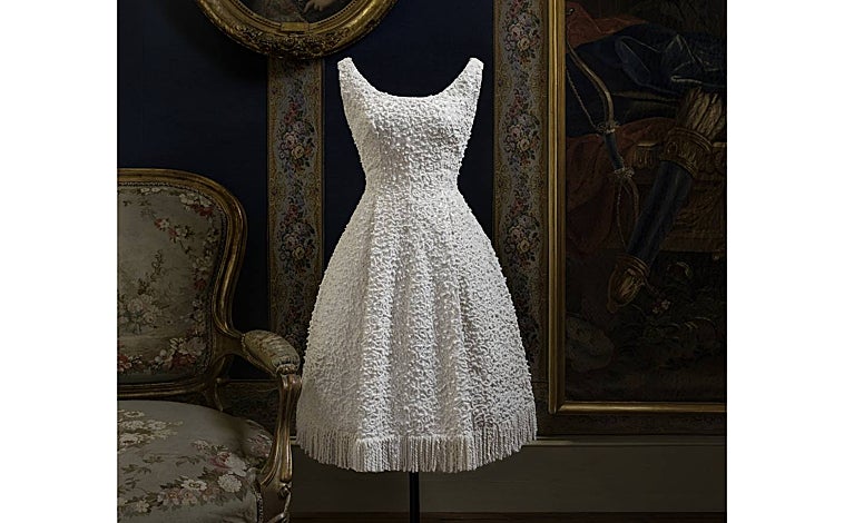 Imagen principal - Vestido de cóctel de Cayetana Fitz-James Stuart, XVIII duquesa de Alba, de Pertegaz; chaquetilla de traje corto de ta ; y velo de boda de la emperatriz Eugenia de Montijo en encaje de aplicación de Bruselas