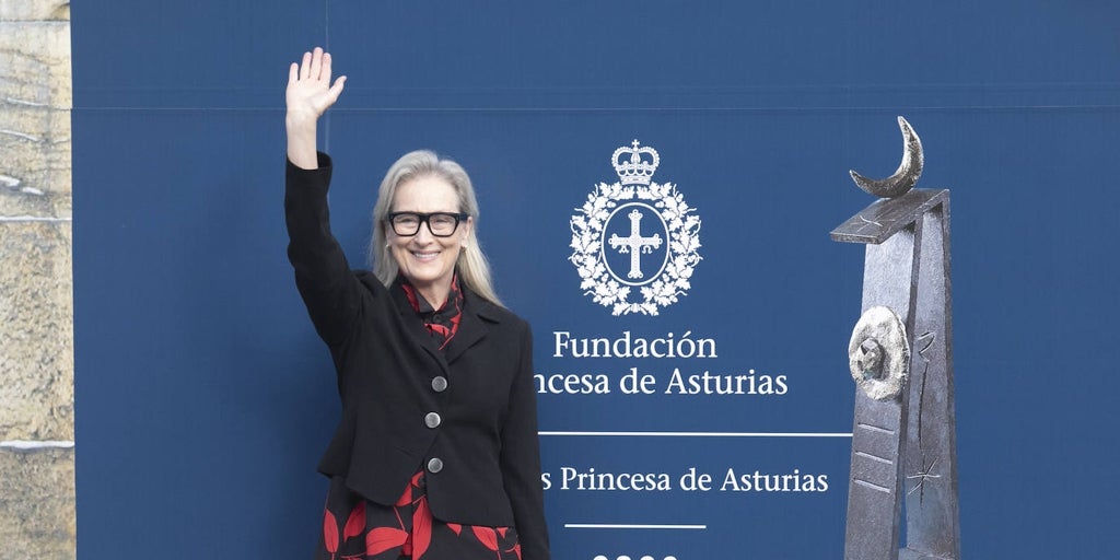 Meryl Streep conquista Oviedo con un cómodo y alegre conjunto de pantalón y camisa