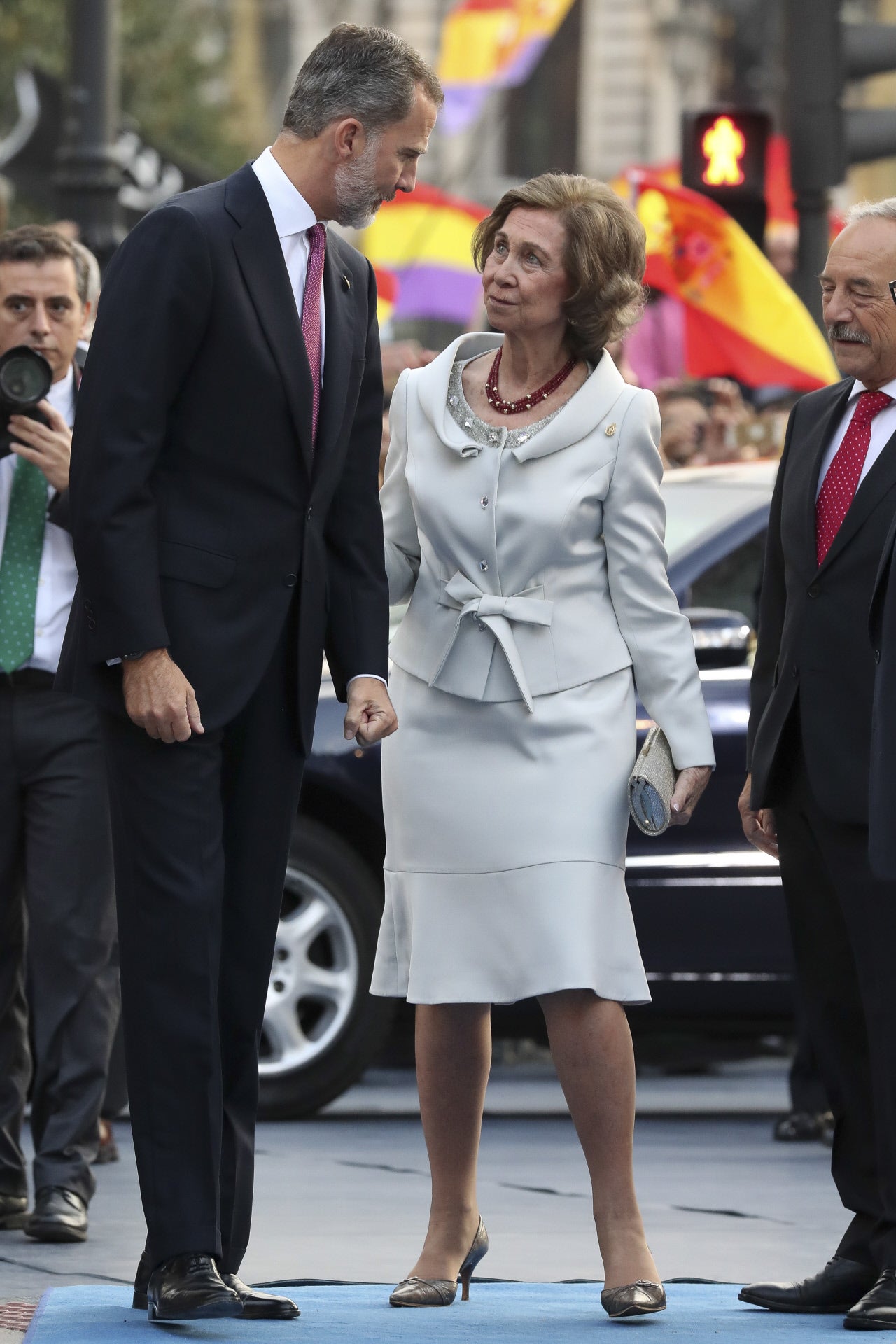 En 2018, la Reina Sofía optó por un discreto traje de chaqueta entre el blanco roto y el gris perla.