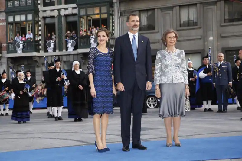 En los Premios Príncipe de Asturias 2014, Letizia se estrenaba como Reina y acudió al acto con un vestido de cóctel de media manga en color azul eléctrico y bordado negro firmado también por Felipe Varela. Los zapatos y bolso iban a juego.