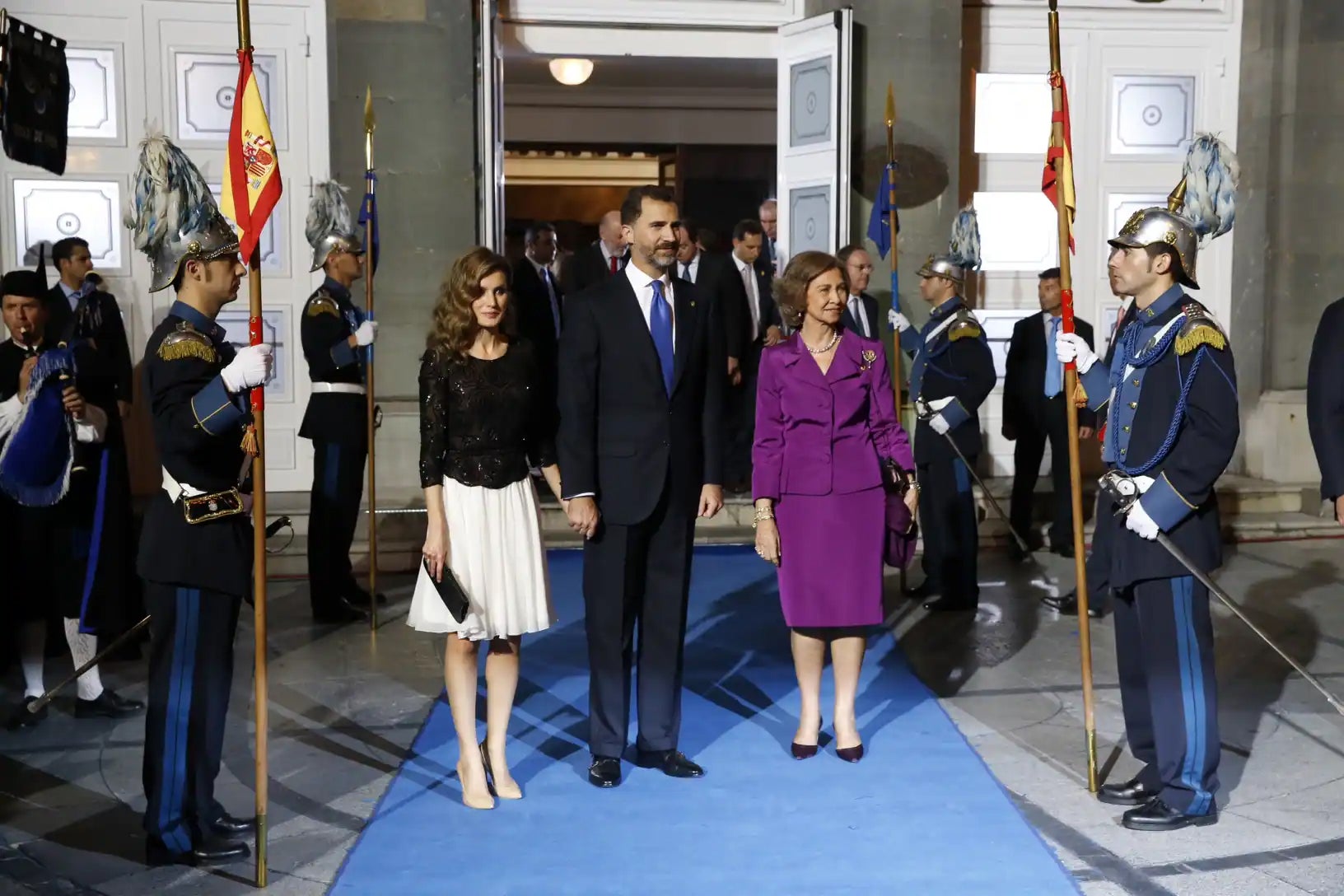 En la edición de los Premios Príncipe de Asturias 2012, Letizia llevó un elegante conjunto con cuerpo en seda negro bordado y falda vaporosa en gasa blanca de Varela. Además, su elección 'beauty' causó furor por sus ondas.