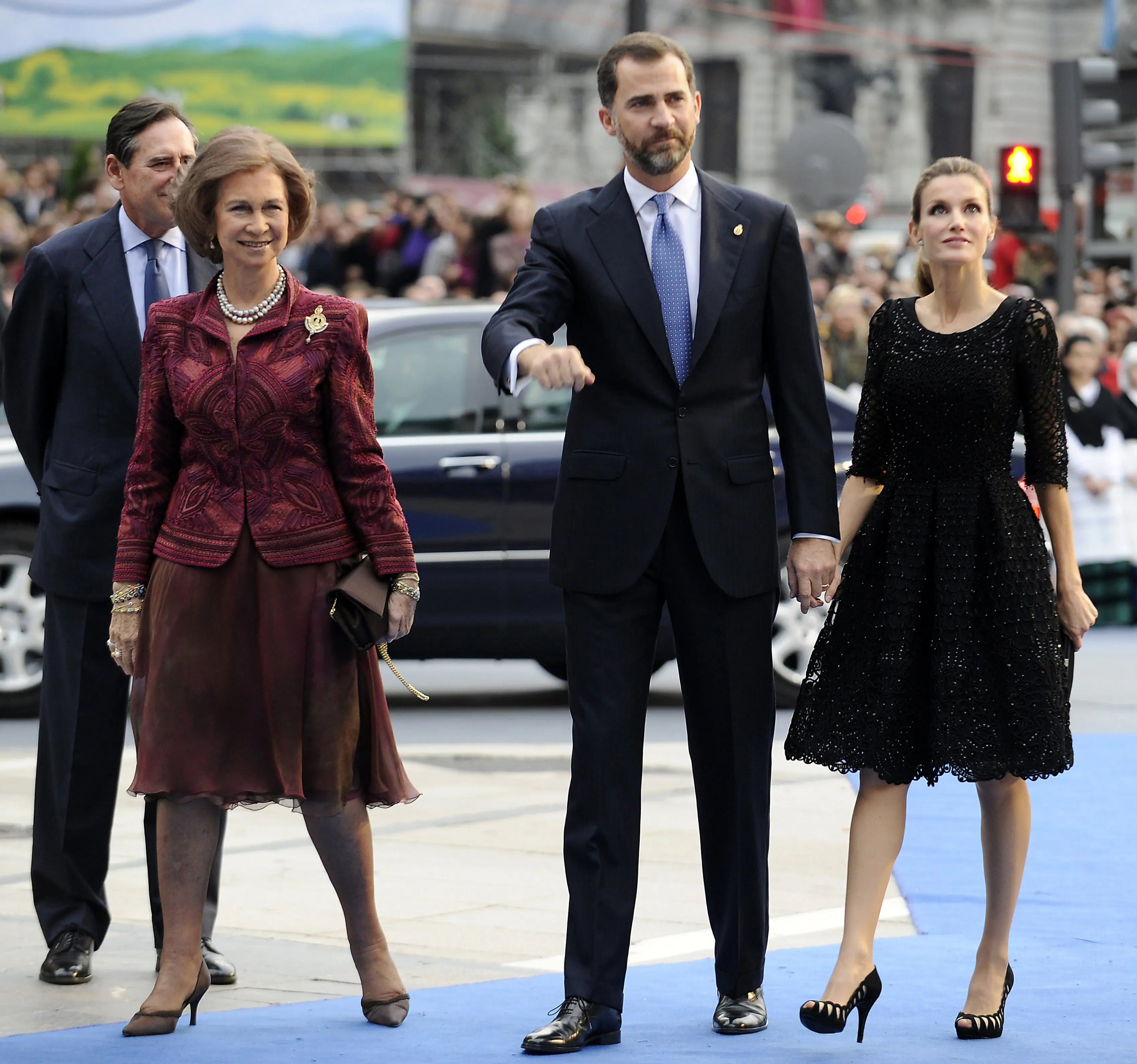 Doña Letizia lució en 2010 un vestido que encantó. Se trata de una creación de Felipe Varela en color negro con bordados que combinó con unos salones negros y cluth del mismo color. Colo look 'beauty' se decantó por una coleta alta.