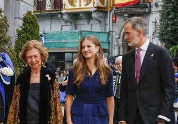 Doña Leonor elige un sobrio vestido azul para los Premios Princesa de Asturias