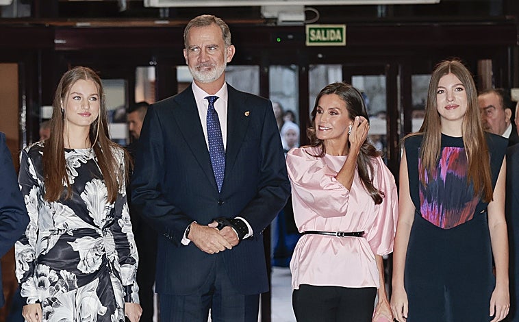 Imagen principal -  La Familia Real llega al concierto de los Premios Princesa de Asturias. La Reina Letizia apostó por una blusa de María Barragán (138 euros)