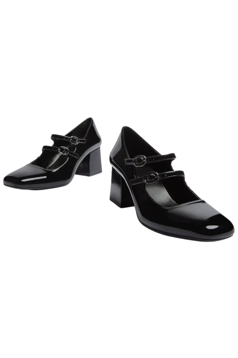 Bershka. Los Mary Jane son el calzado de la temporada, y este modelo con la punta ligeramente cuadrada y acabado acharolado sería la fantasía de la mismísima Miércoles Addams. Precio: 29,99€.