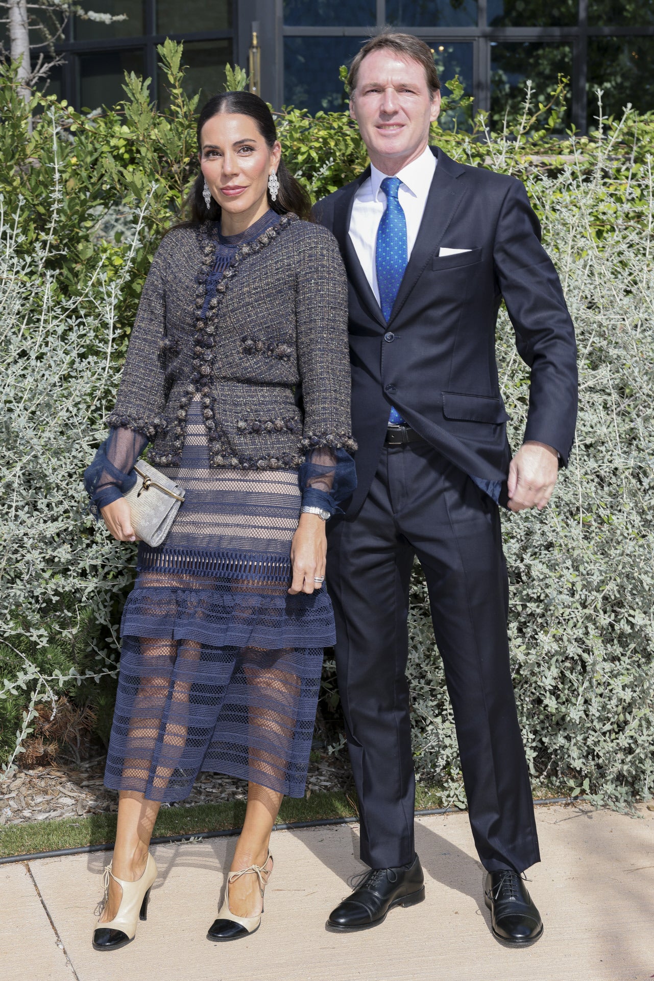 La doctora Carmen Peña por un conjunto semitransparente de Chanel combinado con una chaqueta de tweed. Joyas y bolso de Bvlgari. 