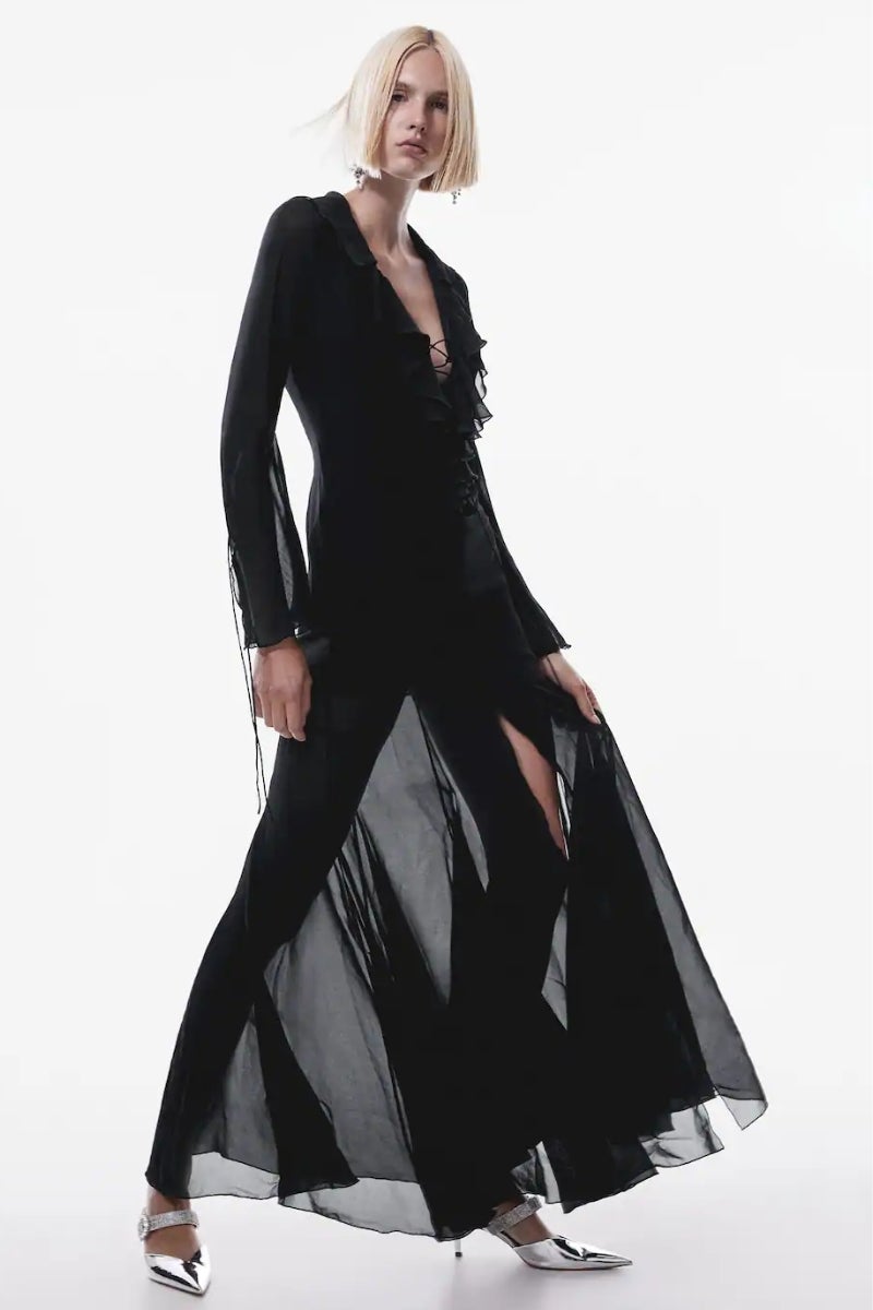 Mango. Vestido de volantes con manga acampanada y escote pronunciado en uve con lazada XXL y semitransparencias. Ideal para las que deseen transformarse en Morticia Addams o Maléfica sin perder la elegancia. Precio: 119,99€.