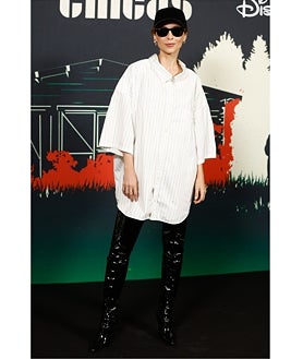 Imagen secundaria 2 - Cruz Sánchez Lara y Pedro J. Ramírez en los Premios Princesa de Asturias; María León y Leticia Dolera durante el estreno de Disney +