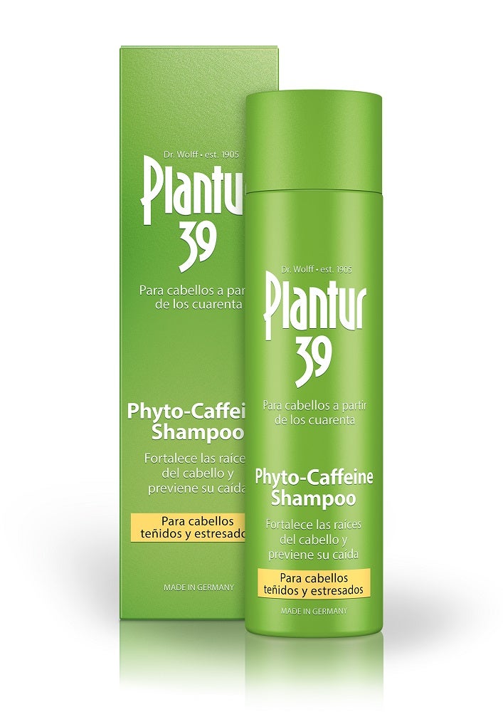 Plantur 39 Phyto-Caffeine champú para cabellos teñidos y estresados (12,49 €). La respuesta a los problemas capilares comunes en la menopausia. La cafeína, presente en este champú, previene el agotamiento de la producción de cabello y activa la raíz desde el primer lavado, siendo detectable después de tan solo 120 segundos de exposición. Además, las fitoflavonas del té blanco fortalecen la resistencia en el cuero cabelludo y el folículo piloso, mejorando su regeneración.