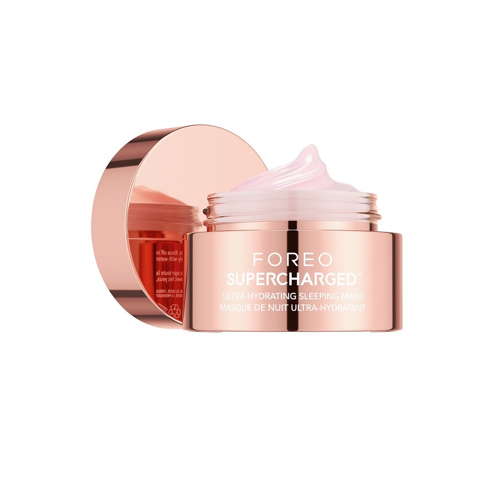 Crema hidratante Ha+PGA Action Intense Moisturizer Supercharged de Foreo (69,90 euros). Este gel-crema lujosamente rico pero de rápida absorción está meticulosamente formulado como una potente solución todo en uno que proporciona una hidratación duradera, mejora la elasticidad, evita la pérdida de hidratación y ayuda a reforzar la barrera cutánea para conseguir un brillo juvenil y naturalmente saludable. En su fórmula incluye ácido hialurónico, poliglutámico, escualeno, pantenol y vitamina E.