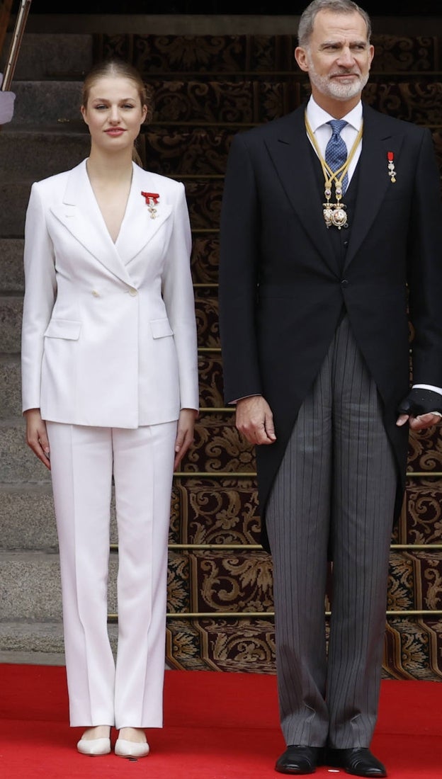 La Princesa de Asturias con traje de la sastrería Serra, junto a su padre, el Rey Felipe VI, con un impecable chaqué.