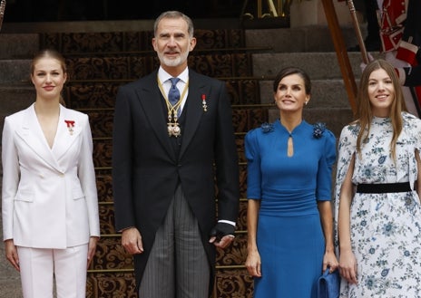 Imagen secundaria 1 - La Reina Letizia ha repetido su vestido azul de Carolina Herrera durante la jura de la Princesa Leonor