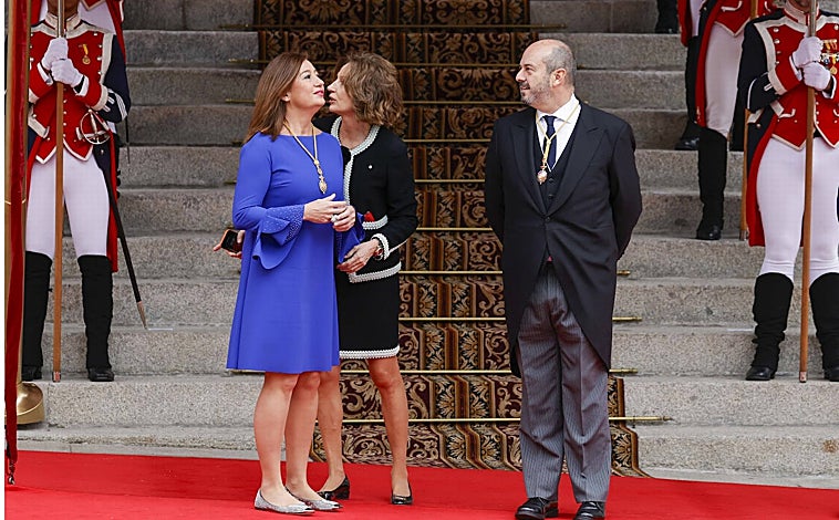 Imagen principal - Francina Armengol, la Reina Letizia y Pilar Alegría durante la jura de la Princesa Leonor