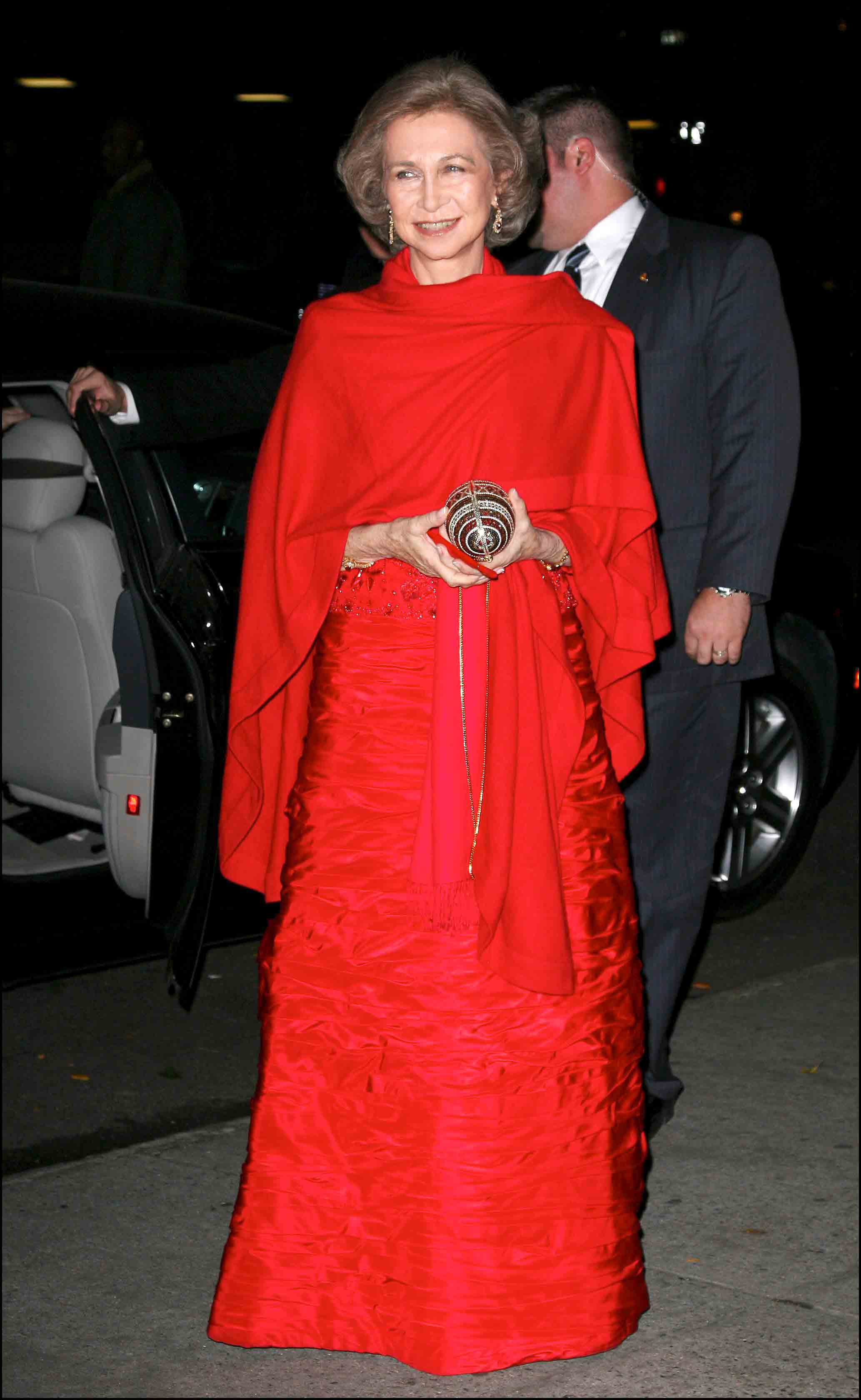 Doña Sofía, con un vestido maxi en color rojo con capa. Lo llevó en la entrega de medallas "Instituto Reina Sofía" en Nueva York.