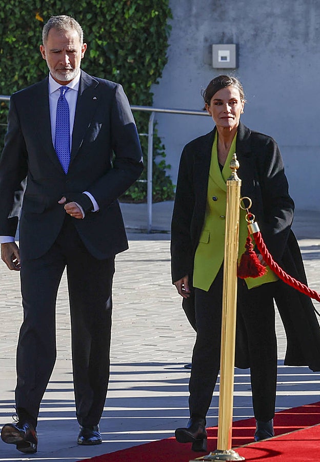 Los Reyes de España en Madrid, antes de iniciar su viaje de Estado a Dinamarca. Doña Letizia eligió un look cómodo donde destacó su blazer en color pistacho.