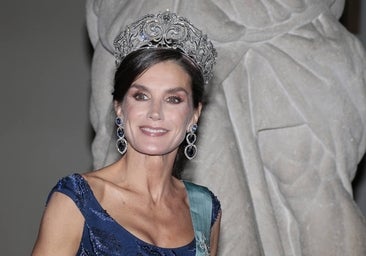 La Reina Letizia triunfa en Dinamarca con vestido de alta costura, tiara y pendientes de zafiros