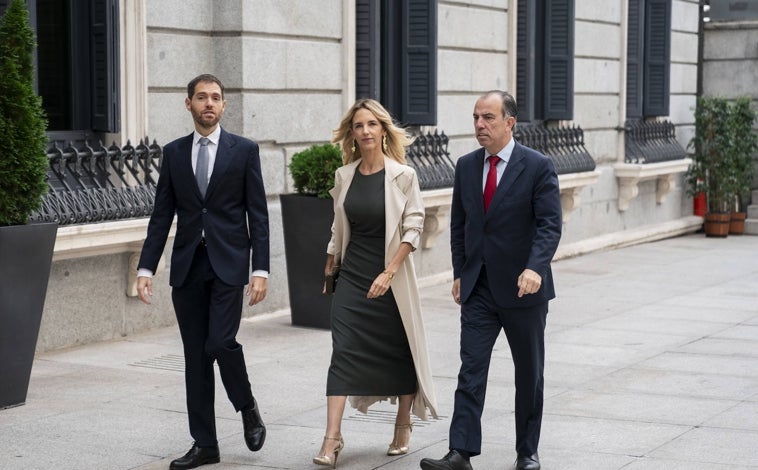 Imagen principal - Cayetana Álvarez de Toledo, María Jesús Montero y Raquel Sánchez en la jura de la Constitución de Doña Leonor