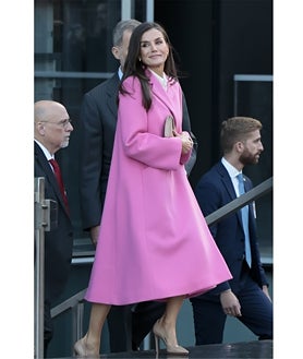 Imagen secundaria 2 - La Reina Letizia con abrigo rosa de Carolina Herrera