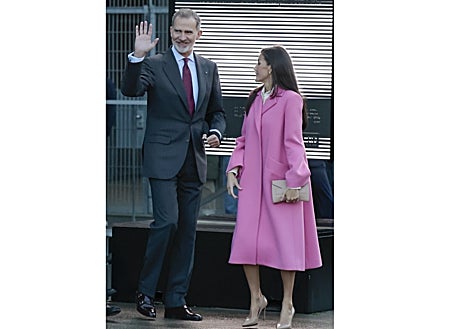 Imagen secundaria 1 - La Reina Letizia con abrigo rosa de Carolina Herrera