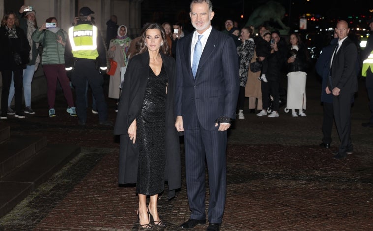 Imagen principal - Los Reyes de España en su llegada a la cena; la reina Margarita y la princesa Mary de Dinamarca