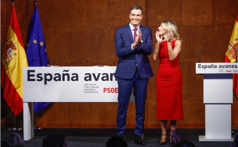 Imagen principal - Pedro Sánchez junto a Yolanda Díaz; Santiago Abascal; y una imagen de archivo de Frank Sinatra