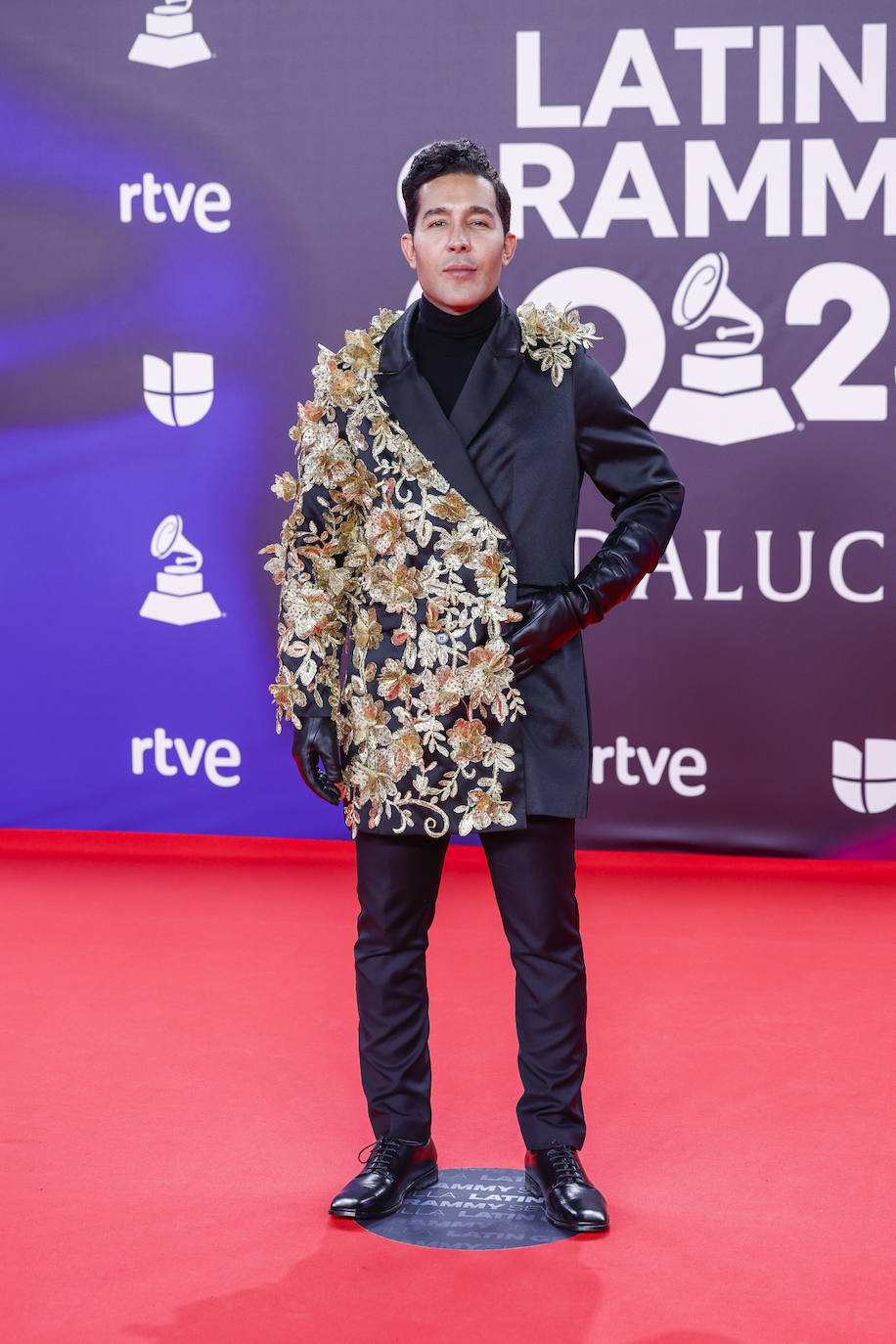 Ollantay Velasquez ha llevado una pecular blazer negra con estampado floral en 3D. 