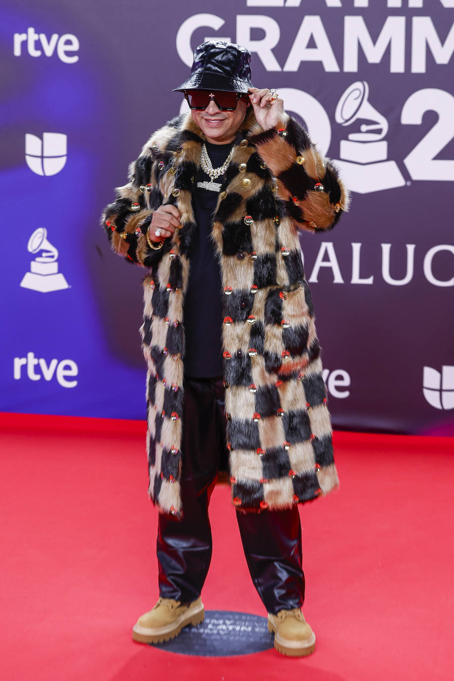 Maldy ha posado con abrigo de piel con estampado de damero y gorro de pescador. 