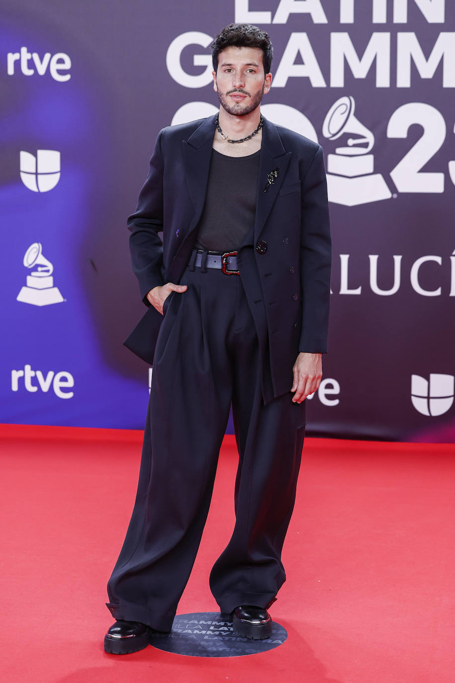 Sebastian Yatra se ha decantado por un traje negro con pantalón y blazer oversized y combinado con camiseta. 
