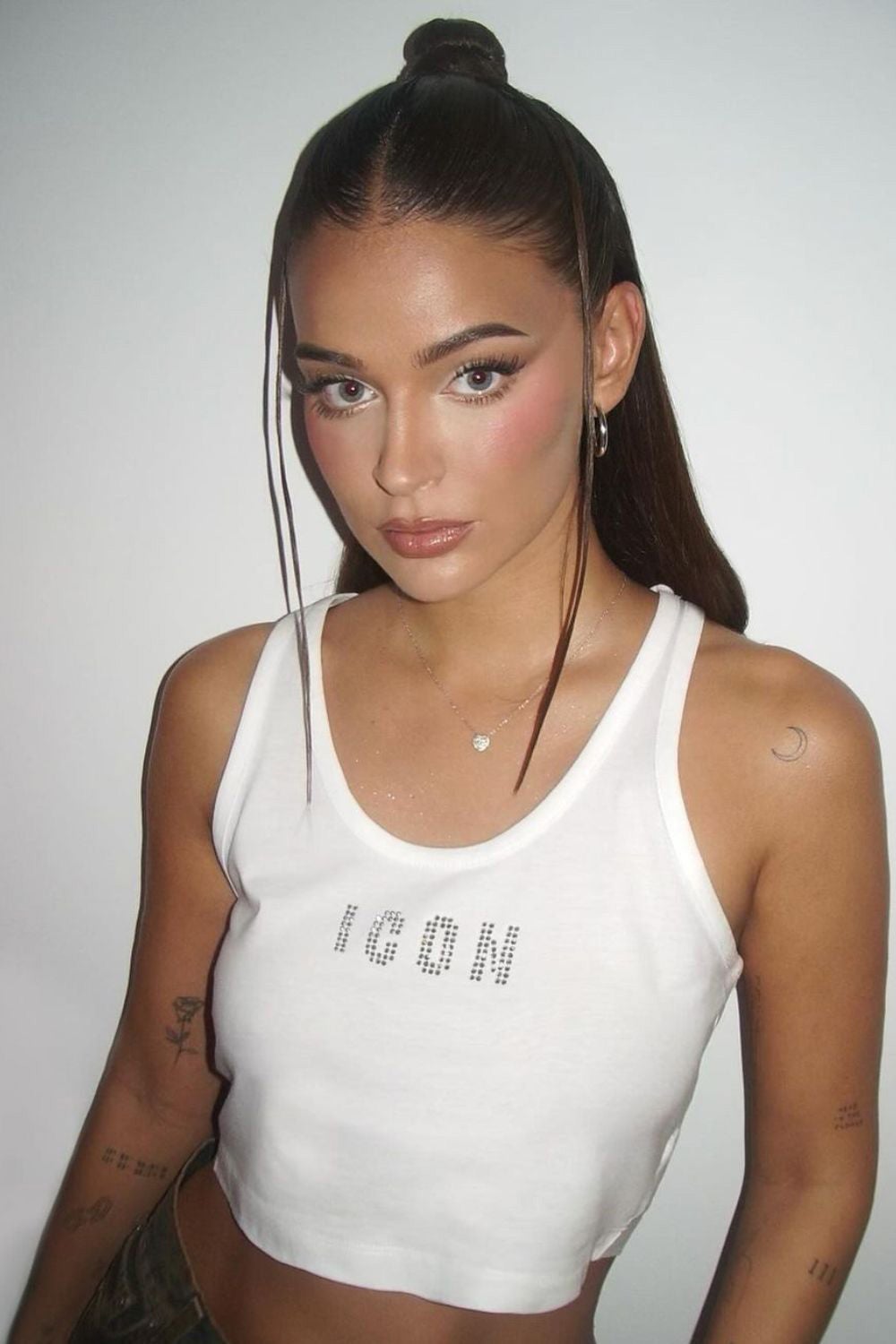 Semirrecogido efecto mojado con mechones sueltos. 