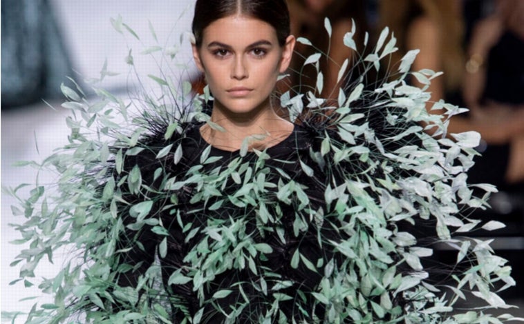Imagen principal - Kaia Gerber para Givenchy y modelos de Maison Margiela con plumas sobre la pasarela de París