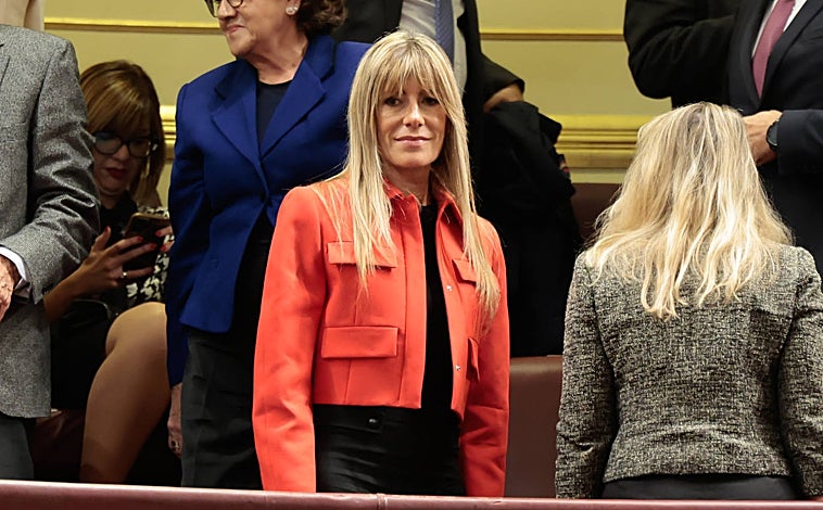 Imagen principal - Begoña Gómez; Irene Monter junto a Ana Redondo; y Nadia Calviño durante la jura de cargo ante el Rey
