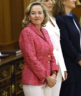 Imagen secundaria 2 - Begoña Gómez; Irene Monter junto a Ana Redondo; y Nadia Calviño durante la jura de cargo ante el Rey