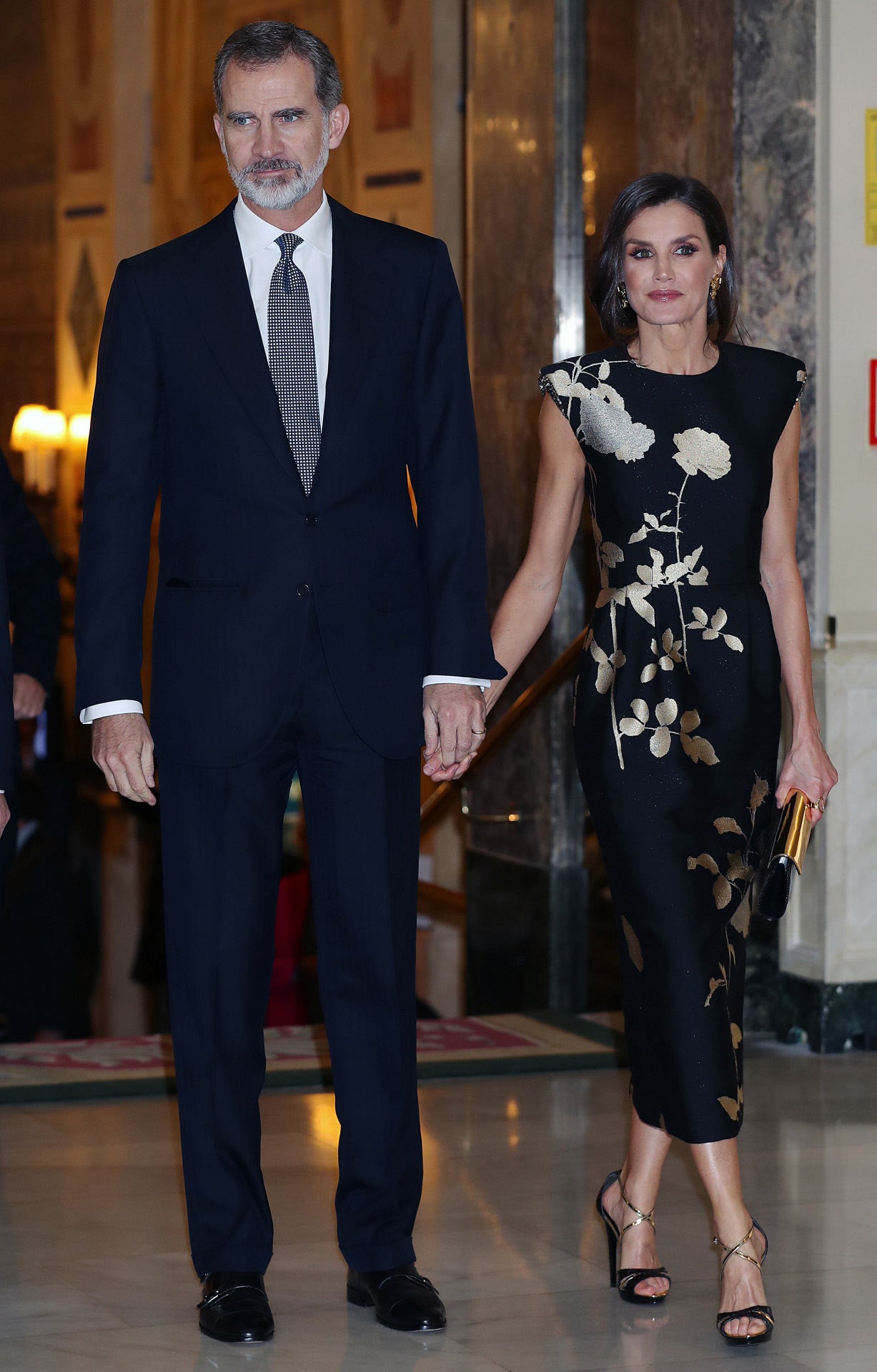 En 2019 Doña Letizia optó por un sofisticado vestido negro con bordados florales en metalizado de Dries Van Noten. Como se puede apreciar, en esa época su corte de pelo era muy distinto al que lleva ahora. 