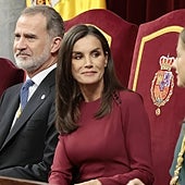 La Reina Letizia con vestido burdeos y capa en la Sesión de Apertura de la nueva Legislatura