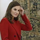 La Reina Letizia repite el traje rojo que llevó al Mundial de fútbol femenino