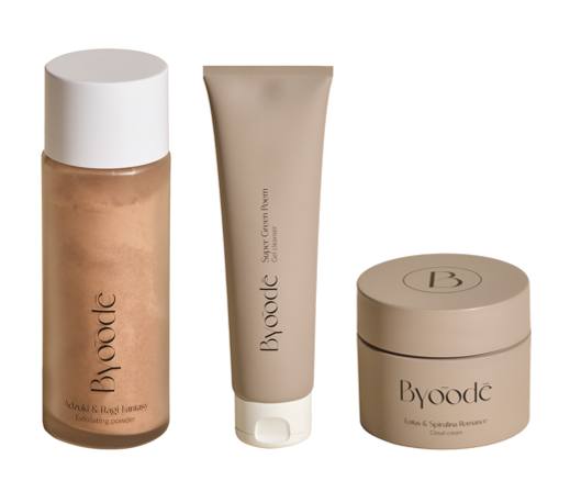 Pack rutina facial bestsellers de Byoode (89 euros). Un kit con los productos más exitosos de la nueva firma Byoode, su exfoliante en polvo para cara, cuerpo y cuero cabelludo Adzuki & Ragi Fantasy, su limpiador antioxidante Super Green Poem y la crema hidratante con textura bálsamo-mousse rica en Omega 3.