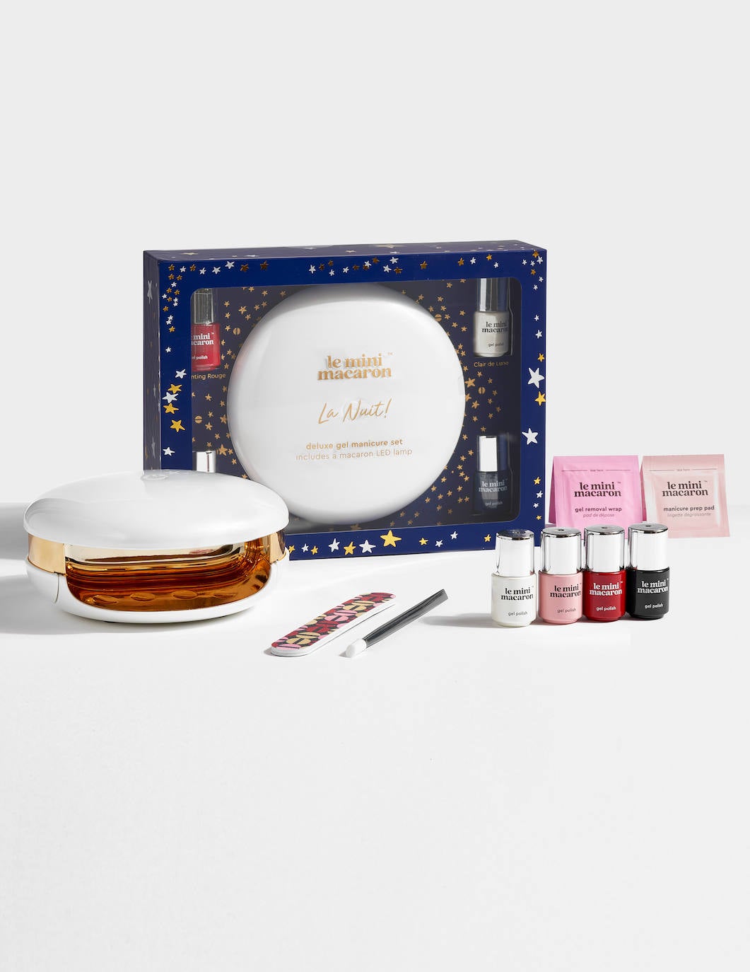 La Nuit Set de manicura semipermanente Le Maxi Deluxe de Le Mini Macaron (48,99 euros). Incluye la lámpara best seller Le Maxi en color blanco perla brillante, y cuatro mini esmaltes semipermanentes, incluyendo dos tonos exclusivos: Clair de Lune y Enchanting Rouge, y dos de los clásicos, Blush y Midnight Blueberry.