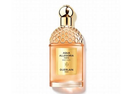 Imagen secundaria 1 - Perfume Aqua Allegoria Forte Oud Yuzu de Guerlain (156 €, 125 ml), colorete en polvo de Chanel tonalidad 'Malice' (49€) y bálsamo Dior Addict Lip Glow en tonalidad anaranjada (42€)