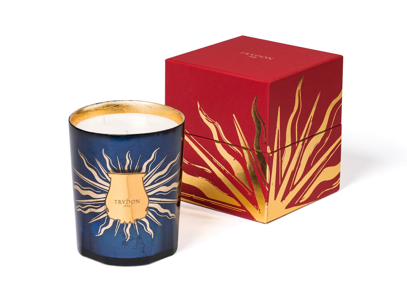 Vela Fir de la colección Astral de Trudon (103 euros). Vela perfumada con notas amaderadas, en un bonito vaso adornado con pan de oro en su interior.