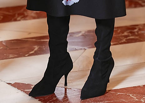 Imagen secundaria 1 - La Reina se decanta de nuevo por el rojo, uno de sus colores favoritos. 