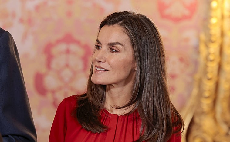 Imagen principal - La Reina se decanta de nuevo por el rojo, uno de sus colores favoritos. 