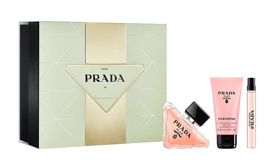 Prada Paradoxe (156 euros). Incluye la fragancia de 100 ml, una mini talla de 10 ml, y una loción coporal de 50 ml.  Paradoxe es un aroma fresco y floral que reconcilia ingredientes clásicos con nuevas técnicas vanguardistas y sostenibles. Ingredientes como la pera, naranja tangerina y bergamota conforman las notas de salida; mientras que el corazón destaca por la flor de azahar del naranjo, el jazmín sambac (sampaguita) y el neroli. Como nota de fondo, benjuí, almizcle blanco, ámbar y vainilla bourbon.